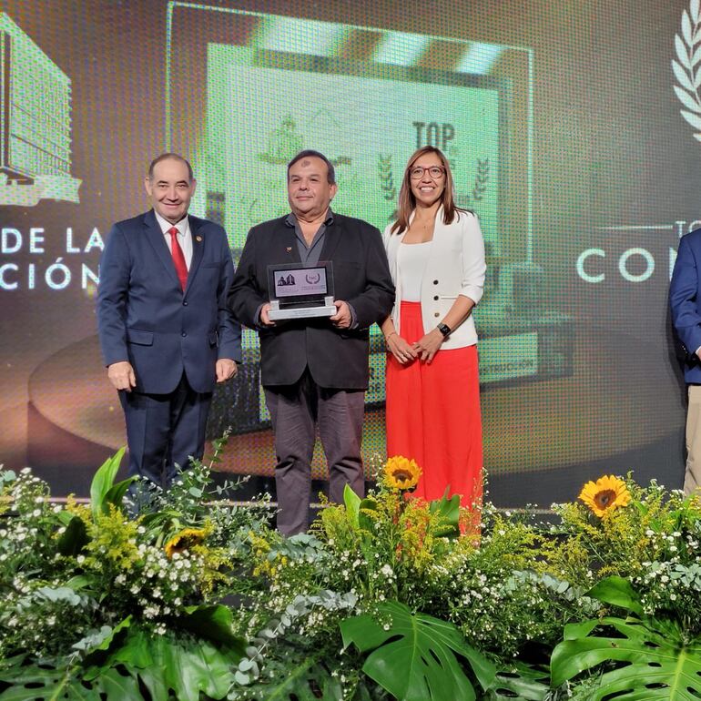 El Ingeniero Gustavo Samaniego y Liliana Cardozo, gerente general de Aseguradora Tajy, en la gala de premiación del TMC.