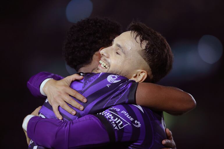 El paraguayo Josué Colmán (d), futbolista de Mazatlán FC, celebra un gol en el partido contra Santos Laguna en el fútbol mexicano.