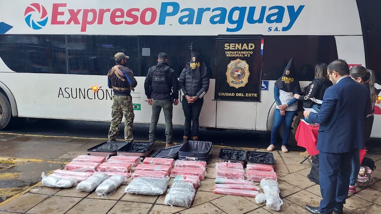 Los detenidos y las evidencias durante el procedimiento en la Terminal de Ómnibus de Ciudad del Este.