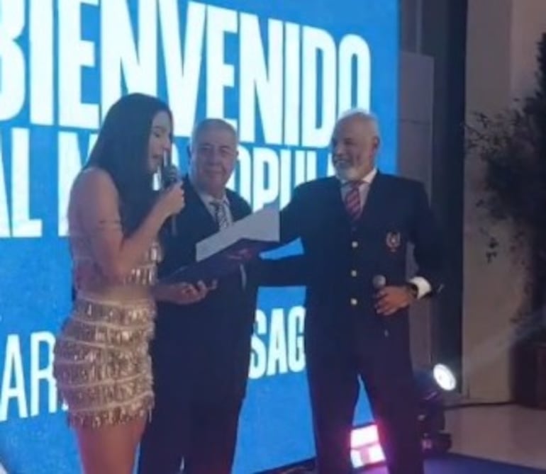 Carlos Jara Saguier (c) en la presentación como nuevo entrenador de Cerro Porteño.