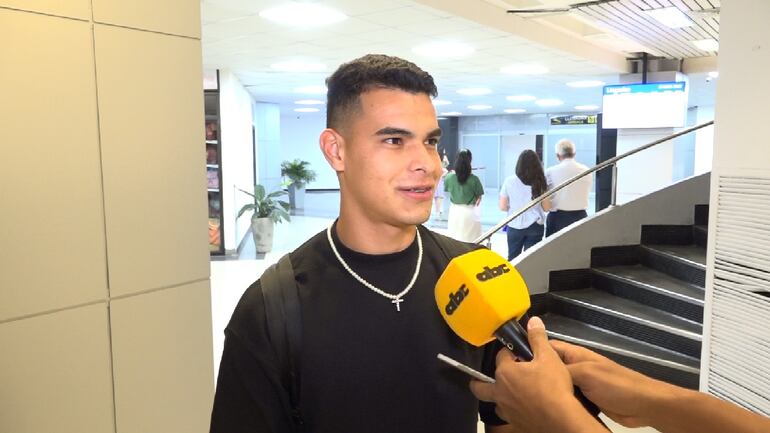 El paraguayo Freddy Noguera, refuerzo de Olimpia, conversando con ABCTV.