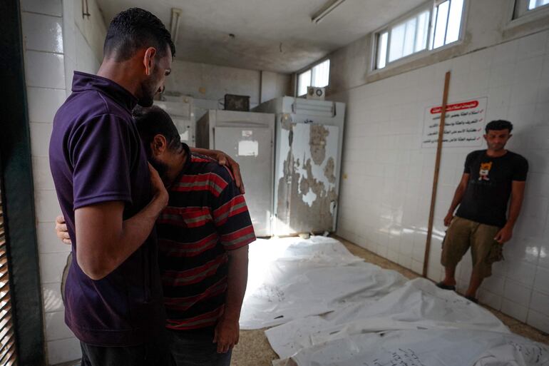 Un hombre llora luego de identificar a un familiar entre cuerpos sin vida el pasado 22 de mayo en el hospital Mártires de Al-Aqsa, en Deir al-Balah, en la Franja de Gaza.