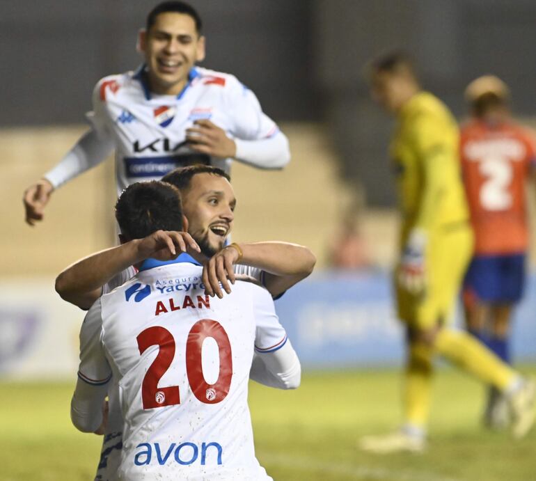 Diego Duarte celebra junto a Alan Gómez el segundo tanto de Nacional, el que desequilibró el marcador a su favor ante el 2 de Mayo.