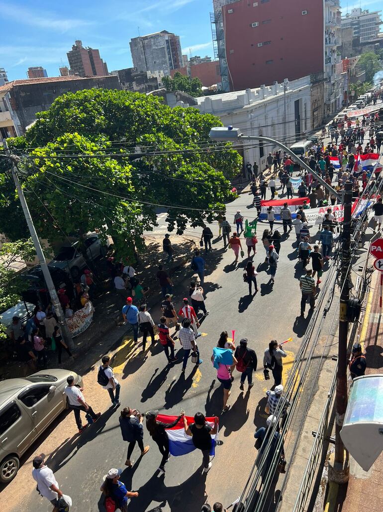 Organizaciones sociales se movilizaron frente al MUVH, esta mañana.