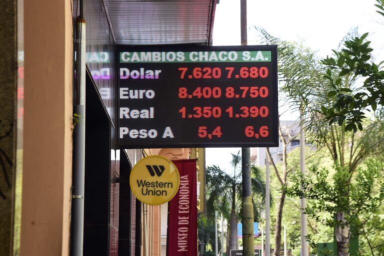 Cuando sube el dólares al país le cuesta más caro pagar la deuda, según el economista.