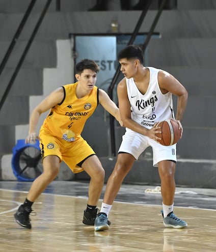 Lucas Landi (i) de los Gold intenta detener el avance de Fabio Gauto de los Kings. Olimpia remontó y celebró en su casa.

FERNANDO ROMERO 15-04-24 DEPORTES