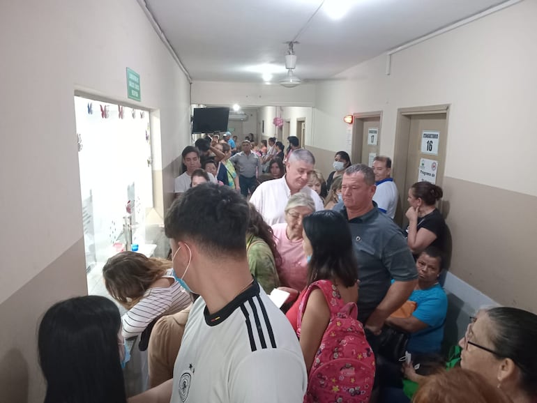 Esta es la situación del Hospital Distrital de Mariano Roque Alonso, está completamente saturado de pacientes en la mañana de este martes 29 de octubre.