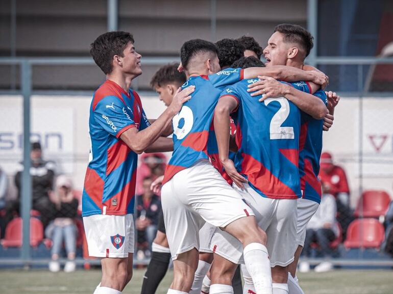 Los futbolistas de Cerro Porteño festejan un gol contra Olimpia en el superclásico de la Categoría Reserva por la sexta fecha del torneo Clausura 2023 del fútbol paraguayo en el estadio Adriano Irala, más conocido con la Ollita, en Asunción, Paraguay.