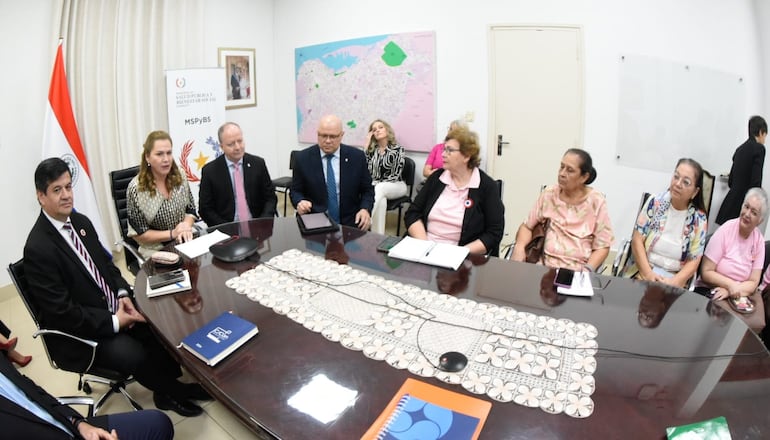 Imagen de archivo de los pacientes oncológicos reunidos con el ministro de Hacienda y la ministra de Salud.