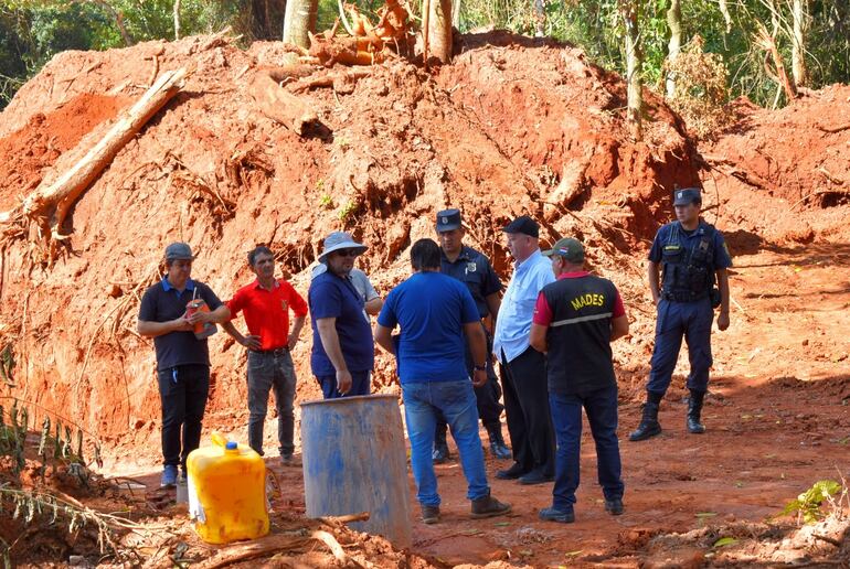 Los intervinientes no pudieron dar con los explotadores debido a que fueron alertados de ante mano y antes que llegaran ya se había retirado todas las maquinarias.