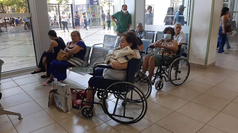 Asegurados que buscan atención ambulatoria, deben madrugar para conseguir un turno. 