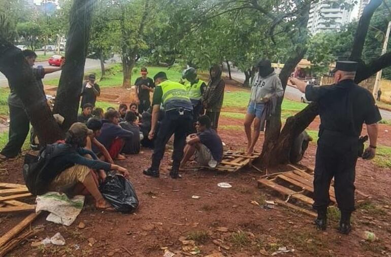 Los adictos están apostados bajo carpas en el paseo central, a escasos metros de la Rotonda Oasis.