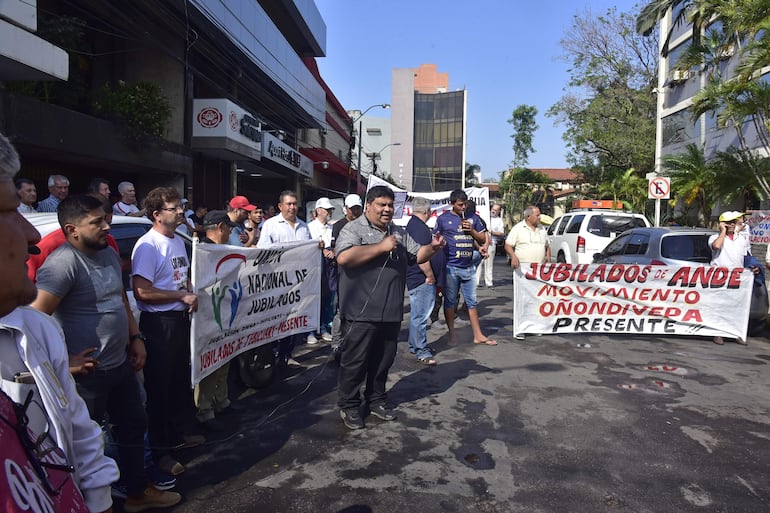 La manifestación de asegurados, jubilados y centrales obreras se realizó frente a la Caja Central del IPS.