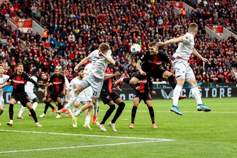 Leverkusen (Germany), 30/03/2024.- Leverkusen's Robert Andrich (2R) scores the 1-1 equaliser goal during the German Bundesliga soccer match between Bayer 04 Leverkusen and TSG Hoffenheim in Leverkusen, Germany, 30 March 2024. (Alemania) EFE/EPA/LEON KUEGELER CONDITIONS - ATTENTION: The DFL regulations prohibit any use of photographs as image sequences and/or quasi-video.
