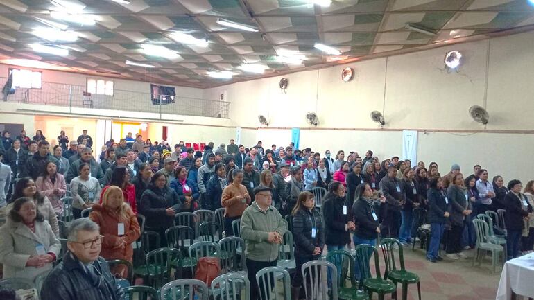 Catequistas y representantes de diferentes parroquias de la Diócesis de Carapeguá participan de la formación espiritual.