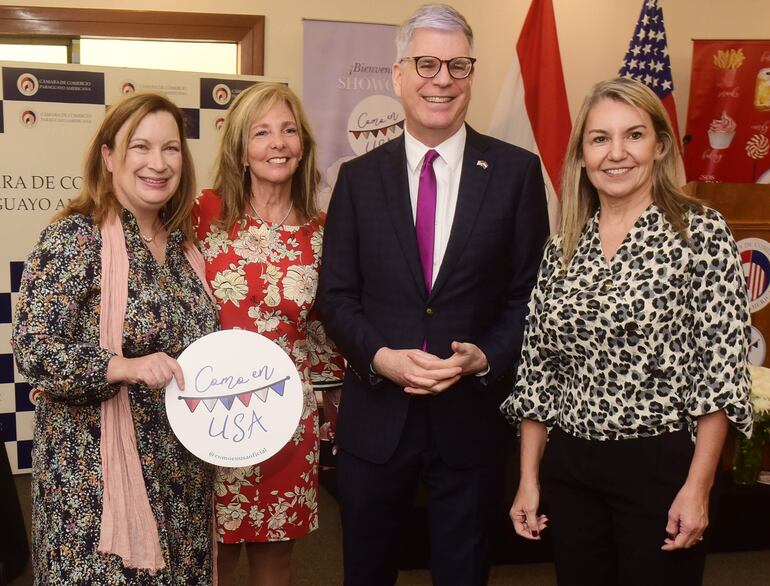 Rachel Bickford, Andrea Yankelevich, el embajador de los Estados Unidos, Marc Ostfield y Maricel Ibáñez, presidenta de la Cámara de Comercio Paraguayo Americana- AmCham.