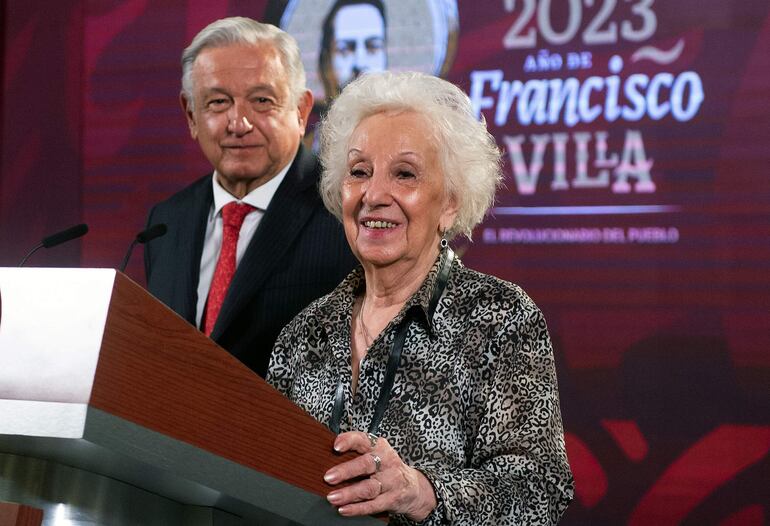 Imagen de archivo. La fundadora de las Abuelas de Plaza de Mayo de Argentina, Estela de Carlotto (d), durante la rueda de prensa matutina de la Presidencia mexicana, en el Palacio Nacional de Ciudad de México (México).