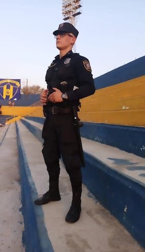 Carlos Miguel González Aguiar con el uniforme de la Policía Nacional. Fue asesinado cuando trabajaba como conductor de Bolt.