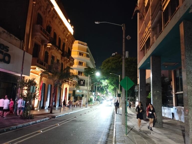 Calle Palma parcialmente sin luz en algunos puntos de alumbrado público, el viernes último, mientras miles de aficionados al fútbol copaban la capital.