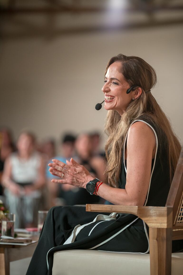 Maggie Leri durante la presentación de su libro en Asunción. (Gentileza)