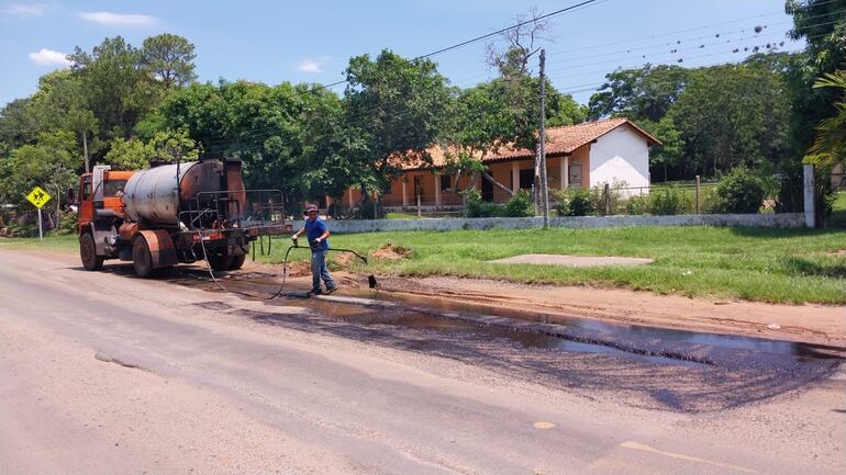 El MOPC realizó trabajos de bacheo en varias rutas del país.