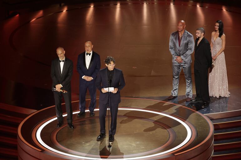 Jonathan Glazer recibiendo el Oscar a la Mejor Película Extranjera (Myung J. Chun - Getty Images)