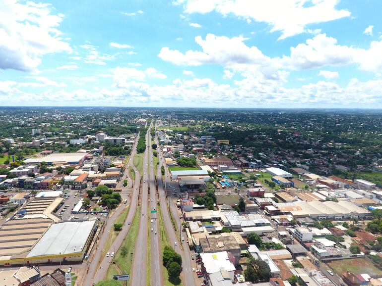 A la derecha de la ruta PY 02 se puede ver la densa población sobre la antigua finca 66 de Ciudad del Este.