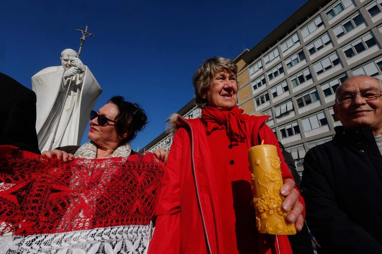 Una mujer con una bandera paraguaya fue fotografiada frente al centro médico donde se encuentra internado el papa Francisco. 
