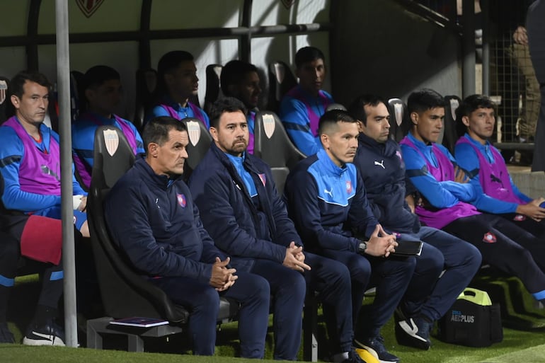 El argentino Víctor Bernay (i), entrenador interino de Cerro Porteño, durante el partido ante Sportivo Ameliano por la segunda fecha del torneo Clausura 2023 del fútbol paraguayo en el estadio Villa Alegre, en Encarnación.