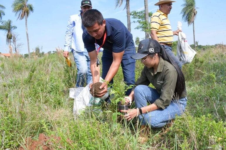 Los estudiantes de Ingeniería Agropecuaria en el marco de extensión universitaria arborizaron el predio donde se proyecta la construcción de  de una sede de la Unves.