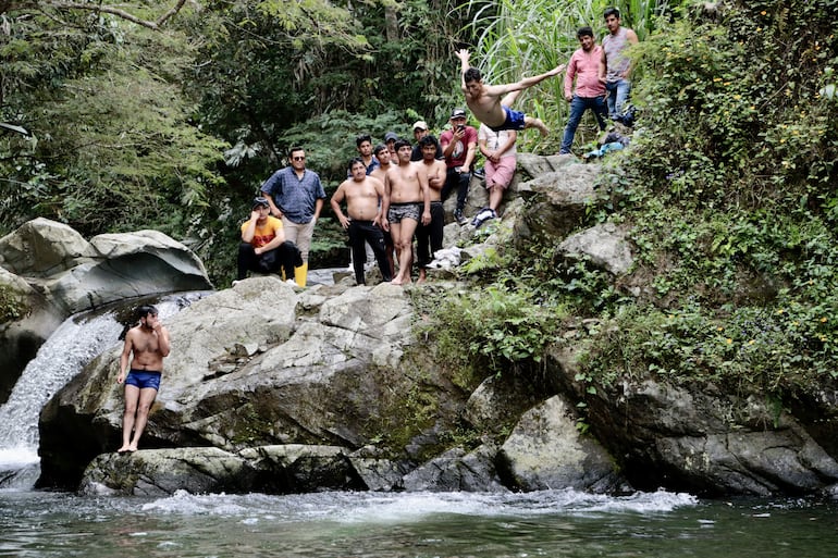 Habitantes se bañan en el río Chirapi, el 4 de agosto de 2023, en la localidad rural de Pacto (Ecuador). La reserva afronta un plebiscito para prohibir la minería legal, actividad que muchos de sus pobladores en condición de pobreza ven como una opción para mejorar sus condiciones de vida.