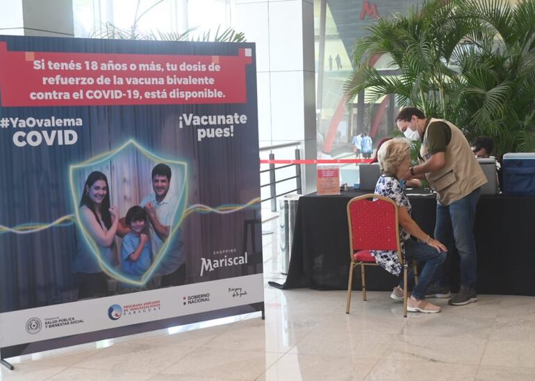 El personal de salud ya está aplicando las vacunas bivalentes en el shopping Mariscal y en el shopping del Sol.