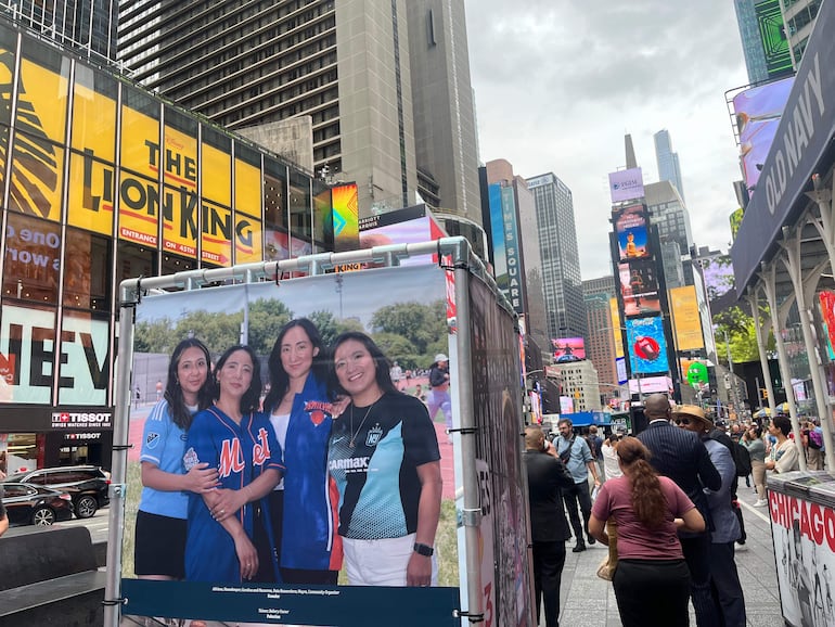 Fotografía de un aviso con fotografías de personas inmigrantes en la plaza de Times Square en Nueva York (Estados Unidos).