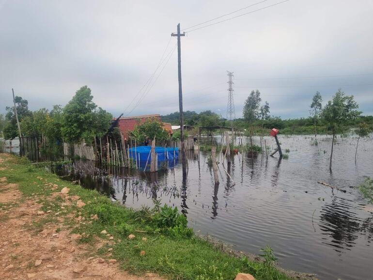El nivel del agua del arroyo Caañabé sigue subiendo y la cantidad de damnificados aumentará en los próximos días, se espera la asistencia de la Secretaría de Emergencia Nacional (SEN).