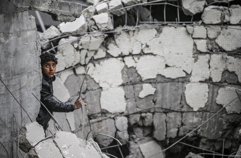 Un joven entre los escombros de un edificio destruido por un bombardeo israelí, este jueves en Nuiserat, en el centro de la Franja de Gaza.