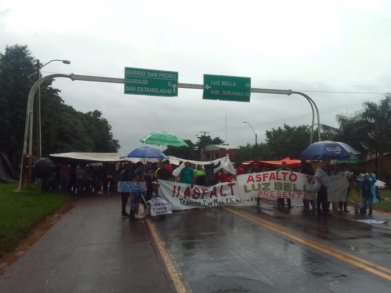 Ciudadanos bloquean el paso sobre la ruta PY08, en medio de la lluvia intensa este lunes.