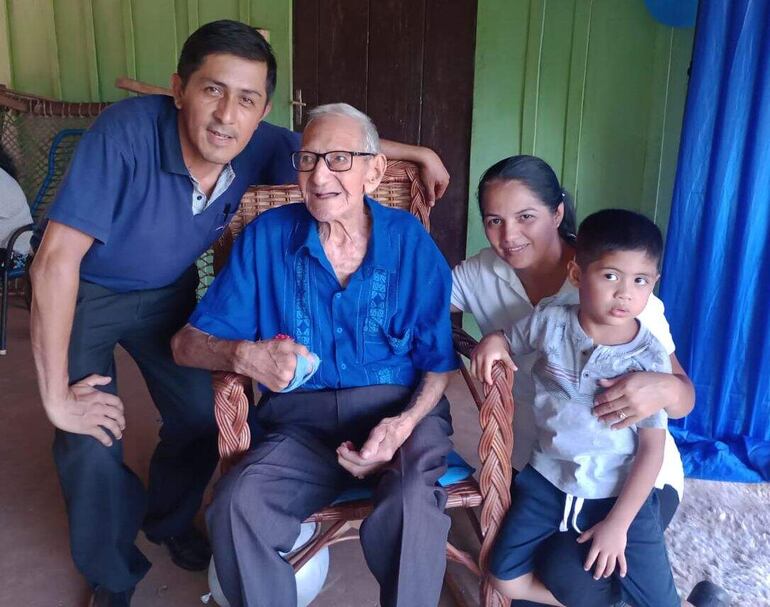 
Muchos familiares llegaron hasta la casa de don Eulogio para compartir su cumpleaños en la compañía Guavirá 