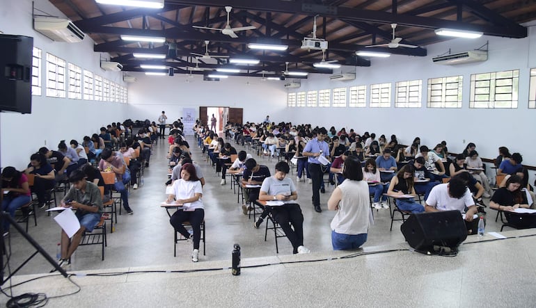 Cientos de jóvenes rindieron esta mañana las pruebas para acceder a las Becas del Gobierno, en la sede de la Universidad Nacional de Asunción. 