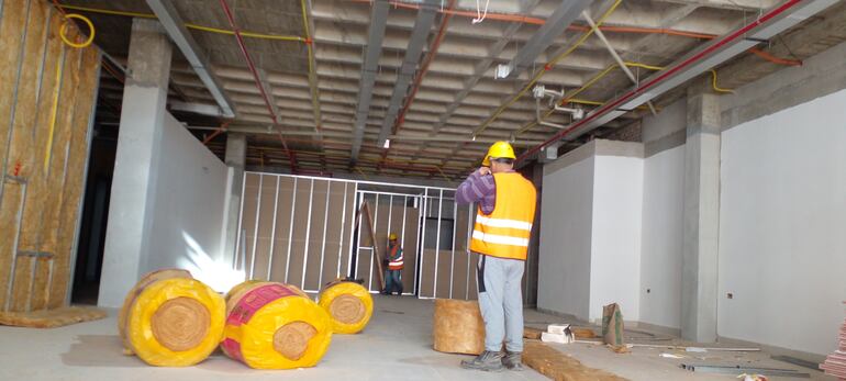 Los trabajadores están  terminando la última parte de las conexiones de cableados del futuro gran Hospital de  Coronel Oviedo.