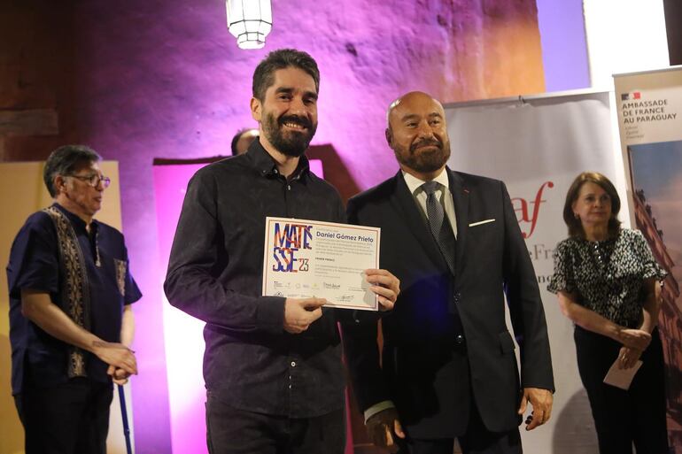 Daniel Gómez recibiendo su premio. Fotografía: Facebook Cultura Asu.