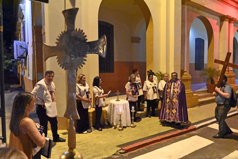 Una de las estaciones del víacrucis en las inmediaciones de la Catedral Metropolitana de Asunción.