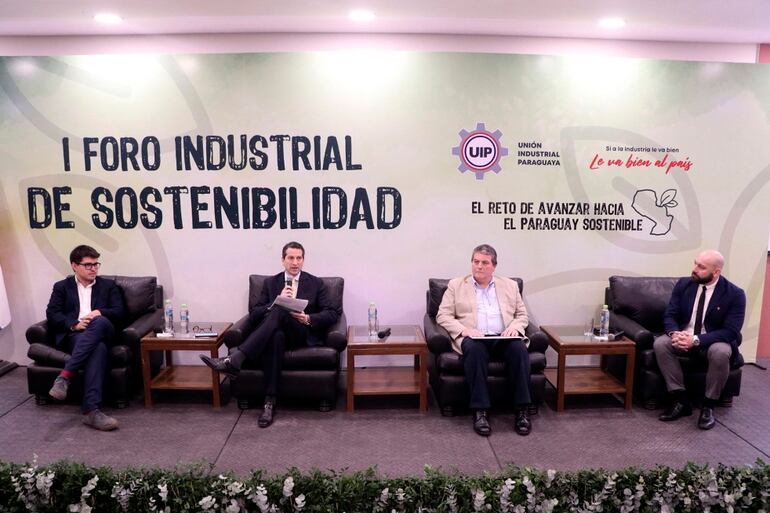 Ángel Almada Torrás (últ. der.), gerente de Asuntos Públicos, Comunicaciones y Sustentabilidad de Coca-Cola Paresa.