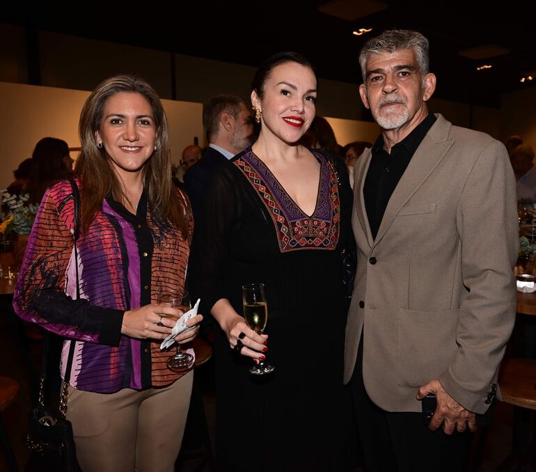 Laura González, Laura Piñeiro y Carlo Spatuzza.