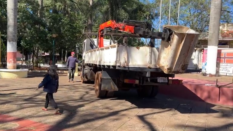 Los funcionarios municipales realizan trabajos de limpieza en la Plaza Central, donde se realizará la serenata.