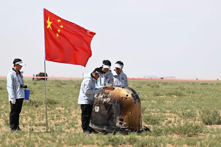 La cápsula Chang'e-6 aterriza en Siziwang, al norte de la región autónoma de Mongolia.