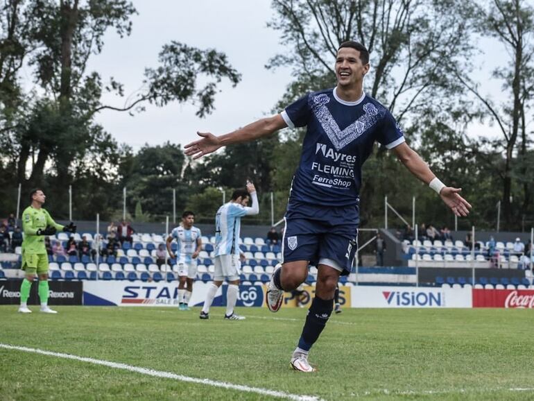 Alex Arce festeja un tanto contra Guaireña por la Copa Paraguay 2022 en el estadio Luis Salinas de Itauguá.