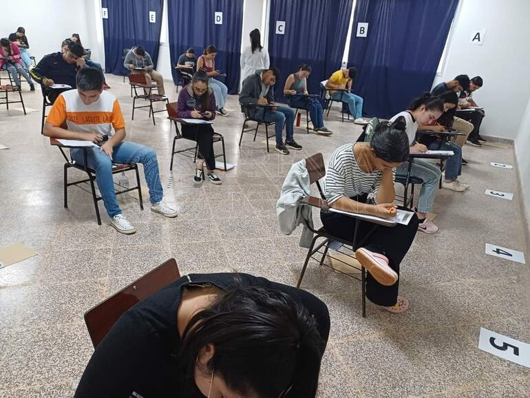 Estudiantes rinden para ingresar a la carrera de Medicina de la UNA.