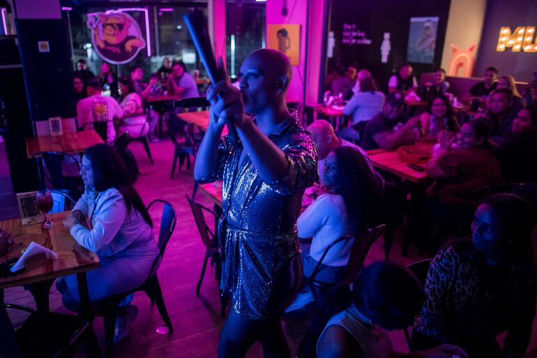 Con maquillaje, vestuarios luminosos, pelucas y tacones, una 'drag queen' en Venezuela realiza en el escenario no solo una presentación artística, sino también una protesta, según personas vinculadas con este movimiento, que insiste en seguir desarrollándose a pesar de los prejuicios arraigados en la sociedad del país caribeño. 