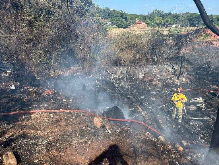 Incendio provocado en la excantera de San Antonio generó una gran humareda que afectó a todo un barrio.