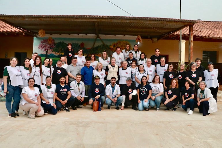 Miembros de la promoción 83 de la Facultad de Ciencias Médicas de la Universidad Nacional de Asunción, y voluntarios, en una actividad solidaria.